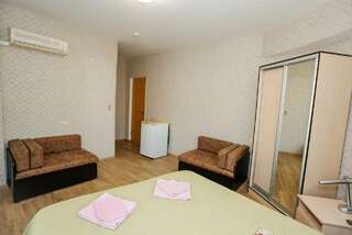 Гостиница Максим Анапа Стандартный четырехместный номер-1